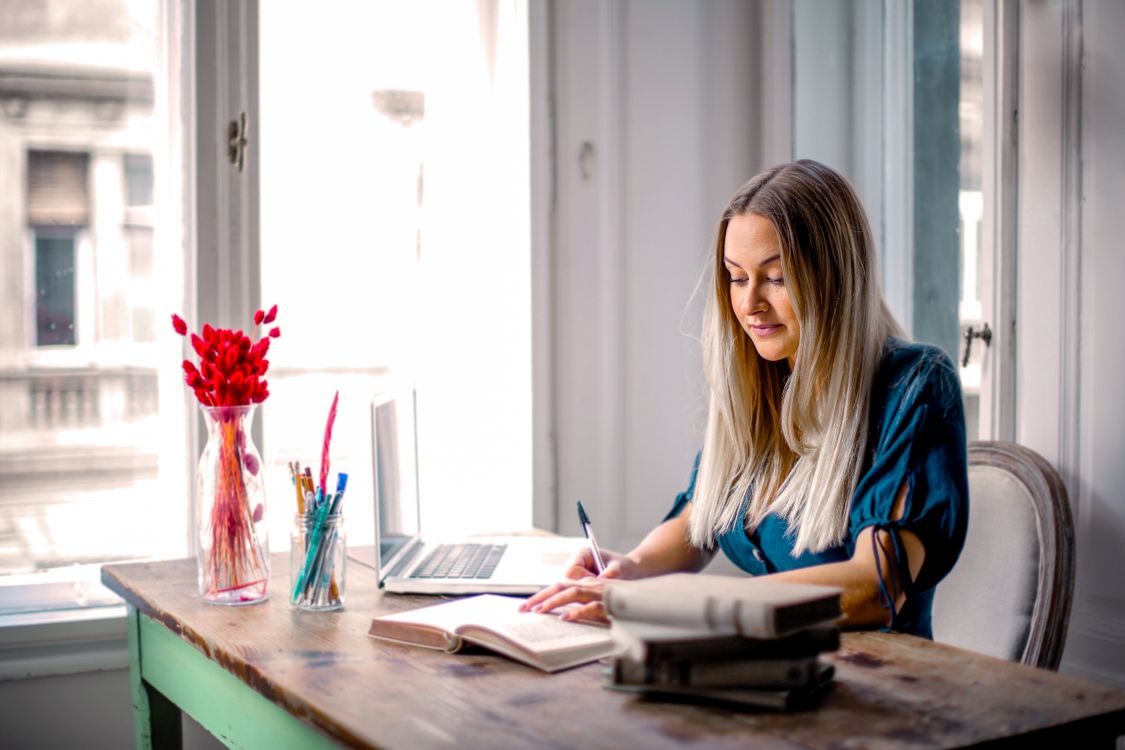 Freelancerin schreibt ein professionelles Angebot am Laptop in ihrem Homeoffice