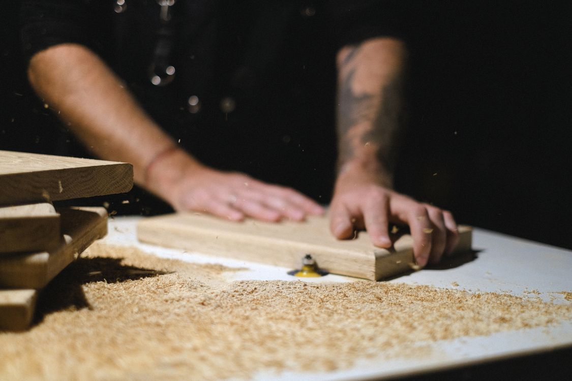 Handwerker schleift ein Holzbrett in der Werkstatt – Angebots-Vorlage für Handwerk und Gewerbe